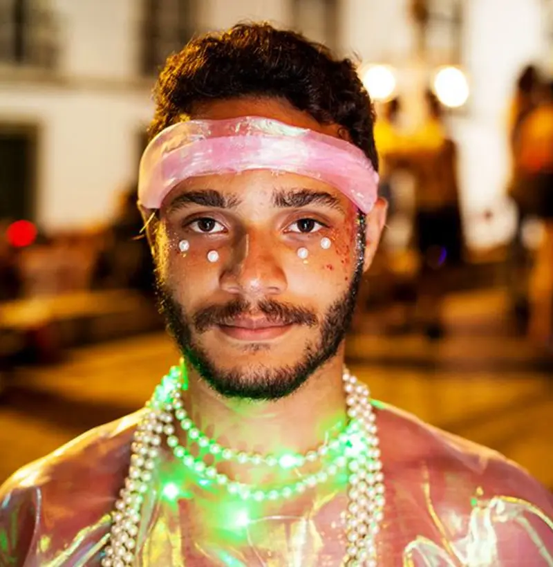 Homem de pele morena com maquiagem de pérolas
