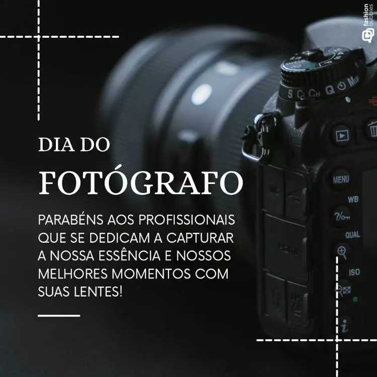 Foto de câmera profissional com frase de parabéns para fotógrafos: "Parabéns aos profissionais que se dedicam a capturar a nossa essência e nossos melhores momentos com suas lentes, Feliz Dia do Fotógrafo!"