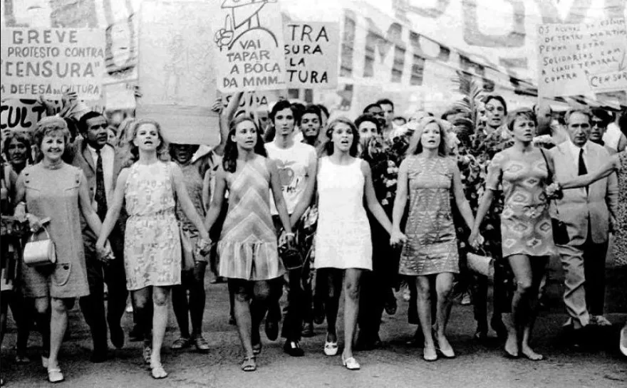 Foto em preto e branco da passeata dos 100 mil, em 1968, com Eva Todor e outras mulheres vestidas com a roupa da época Eva Todor (1919-2017) na passeata dos 100 mil em 1968.