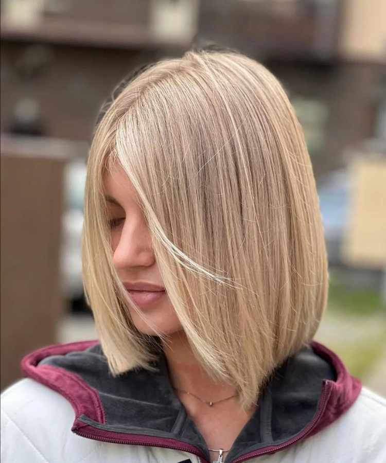 Tendência de cortes cabelo médio reto loiro.