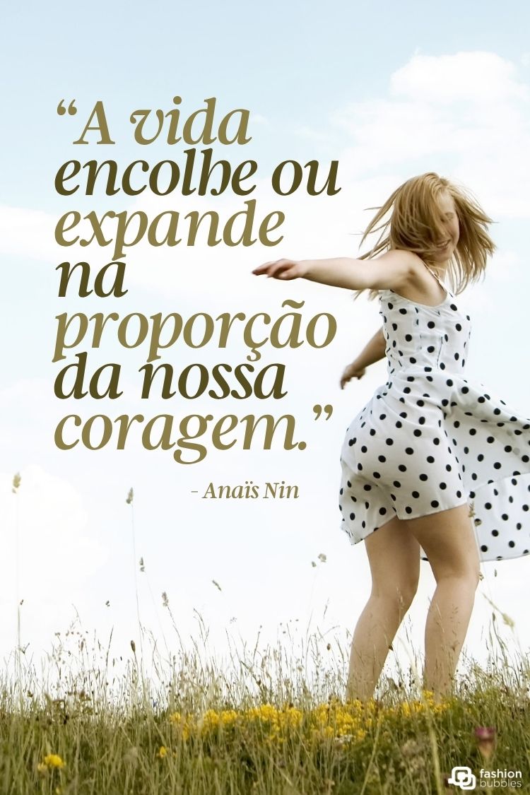 A imagem apresenta uma citação de Anaïs Nin: "A vida encolhe ou expande na proporção da nossa coragem." O texto está sobreposto a uma mulher loira em um vestido de bolinhas preto e branco, girando em um campo verde com flores sob um céu claro. A cena transmite alegria, liberdade e movimento.







