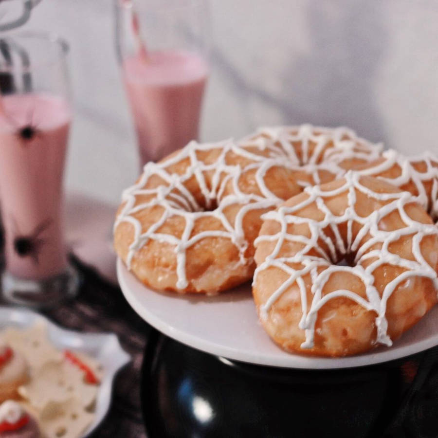 Donut com cobertura de teia de aranha.