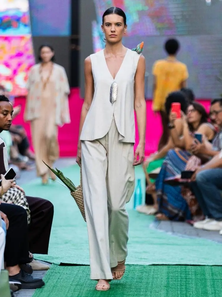 Modelo no desfile da Ethos, durante o 2º dia do DFB Festival 2026
