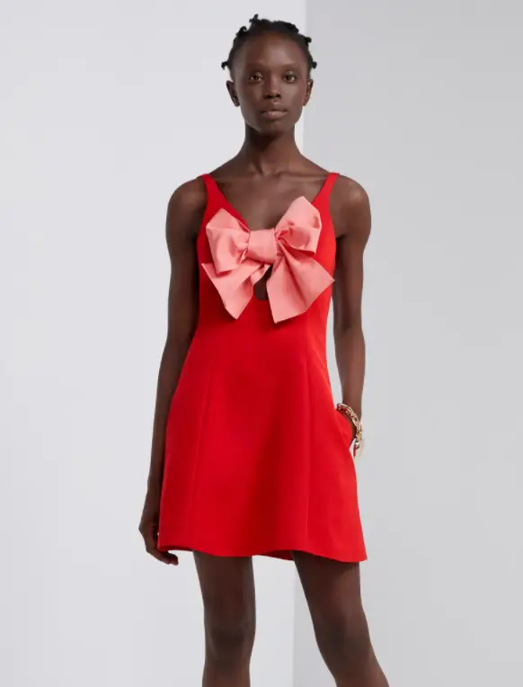Vestido vermelho com laço e recorte frontal 