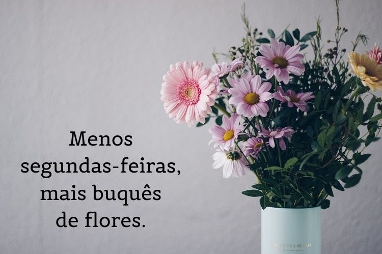 Frases de primavera escritas sobre foto de buquê de flores