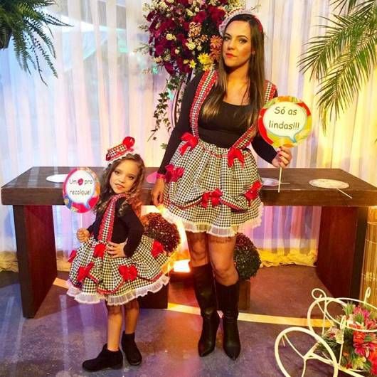 mãe e filha com look igual de festa junina