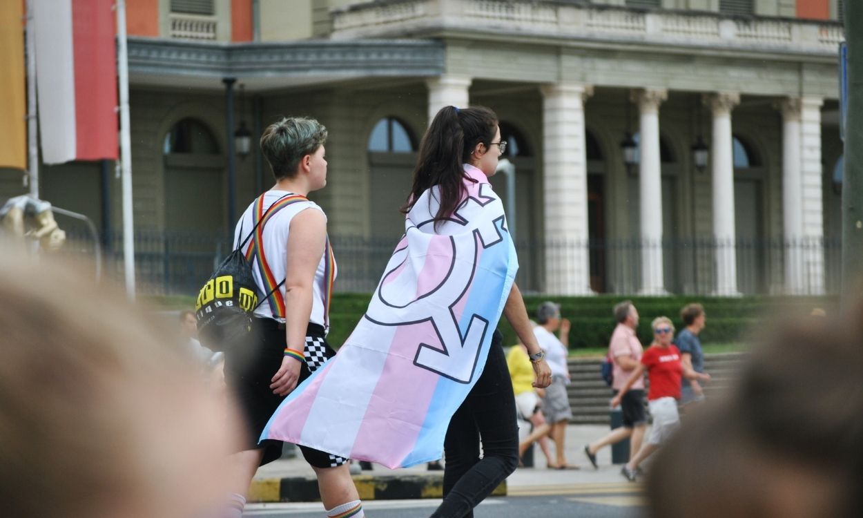 Imagem de duas mulheres presentes em uma manifestação.