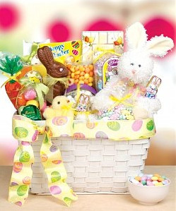 Cesta de Páscoa com muitos doces e coelho de pelúcia