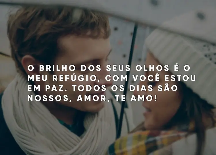 Foto de homem e mulher se olhando e frase "O brilho dos seus olhos é o meu refúgio, com você estou em paz. Todos os dias são nossos, amor, te amo!"