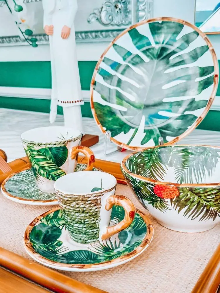 Jogo de cozinha com prato, xícaras e pires com estampa de Monstera