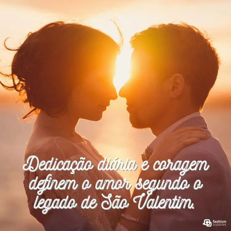 A imagem mostra um casal em um momento romântico ao pôr do sol, com seus rostos próximos, iluminados pela luz dourada. O texto em destaque diz: "Dedicação diária e coragem definem o amor segundo o legado de São Valentim."
