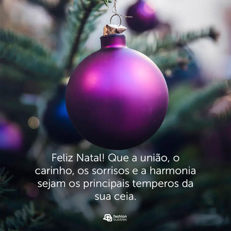 Foto de bola roxa em ávore e frase: Feliz Natal! Que a união, o carinho, os sorrisos e a harmonia sejam os principais temperos da sua ceia.