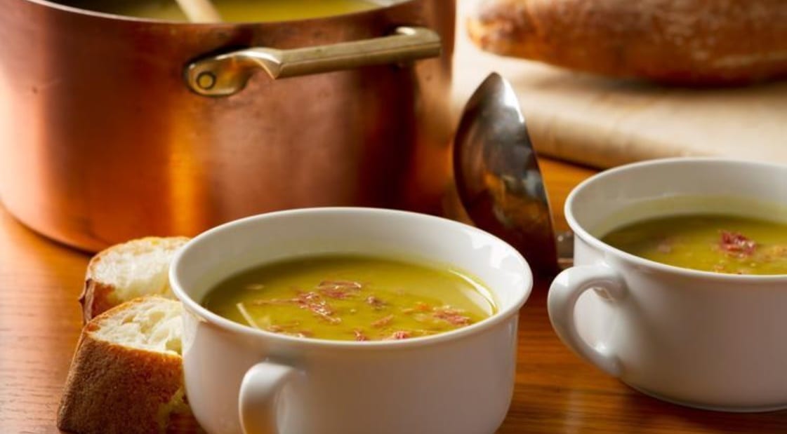 sopa de servilha em recipiente branco para duas pessoas sopa de servilha em recipiente branco para duas pessoas
