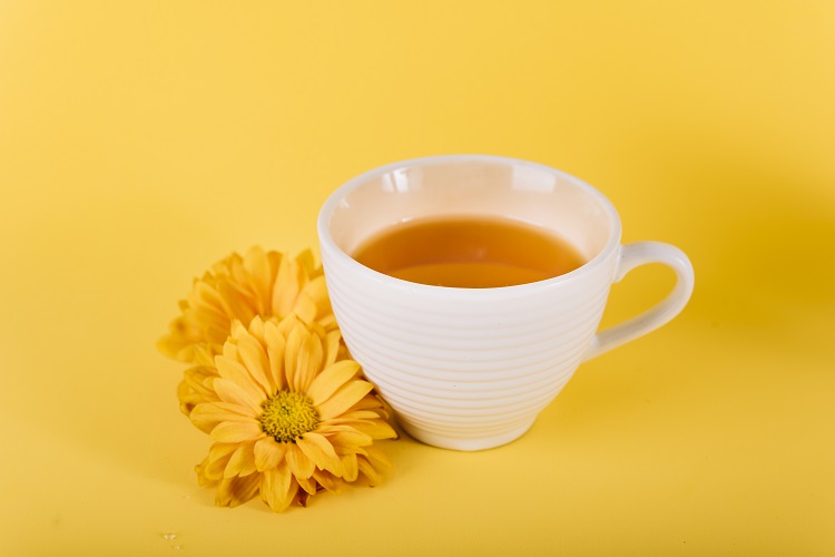 Chá de açafrão em xícara de porcelana