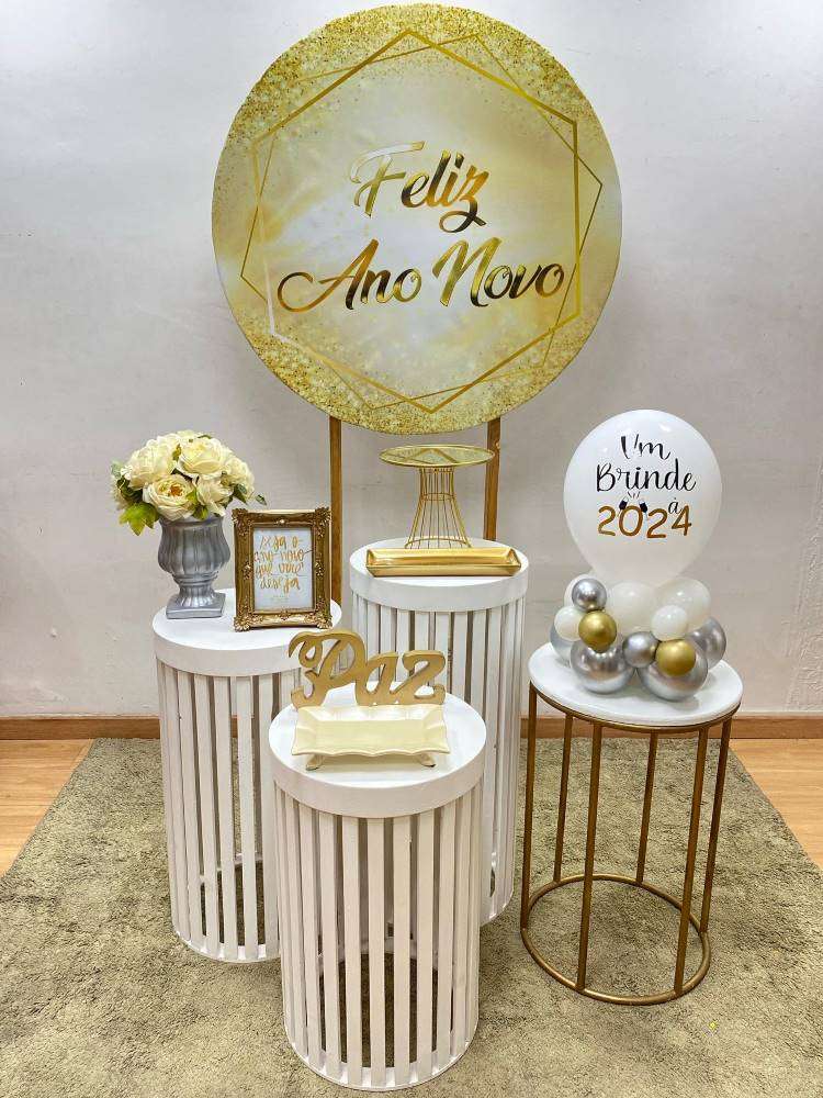 Decoração em prata, dourado e branco, com arranjos florais e balões. 