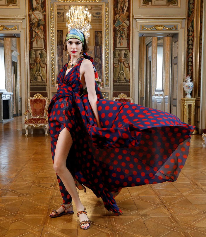 vestidos de chiffon de bolinhas (pois) assimétrico e com a cintura bem marcada - Fundo marinho com bolas em tom de vermelho -Dolce & Gabbana Virtual Vestido esvoaçante de bolinhas marinho com vermelho - Dolce & Gabbana Virtual