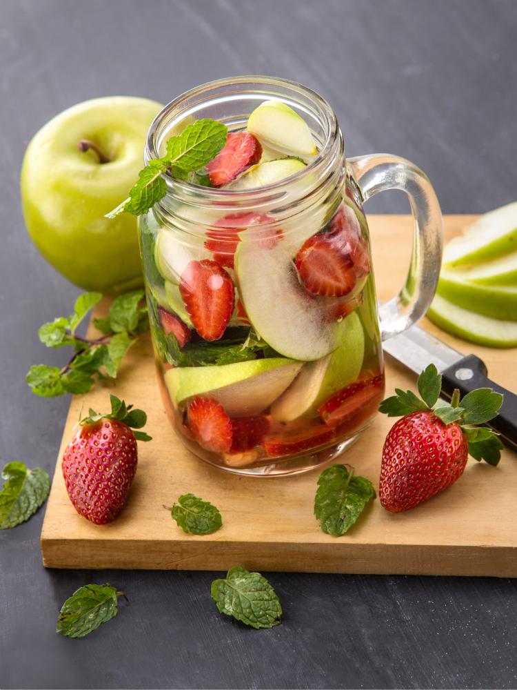 Água saborizada de frutas frescas de verão, mistura de maçã, morango e hortelã