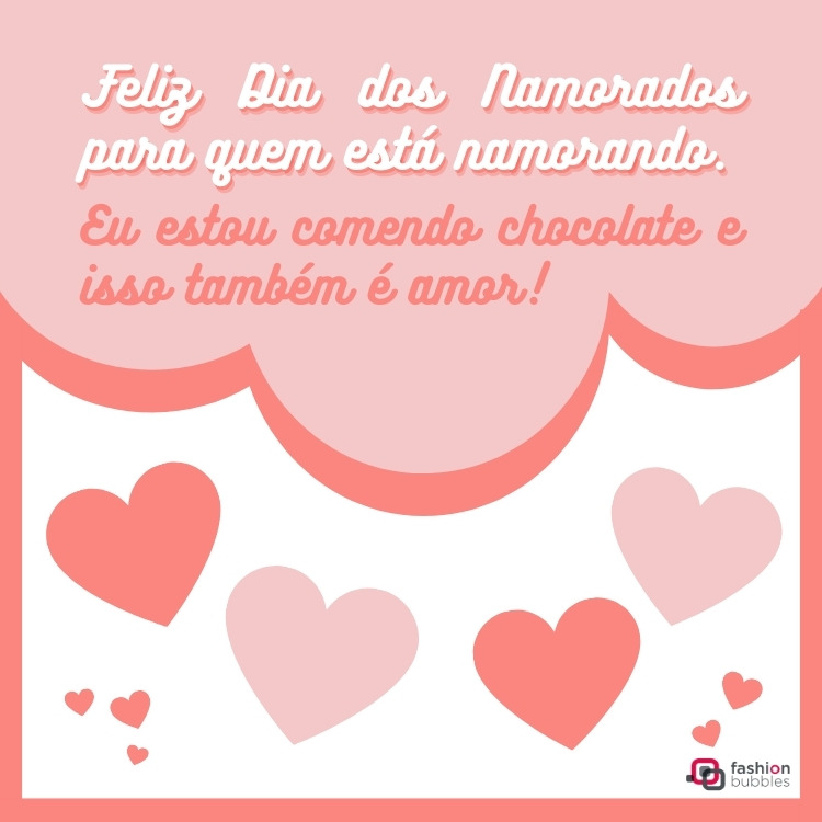 Card de fundo rosa e branco com corações e frase: Feliz Dia dos Namorados para quem está namorando. Eu estou comendo chocolate e isso também é amor!