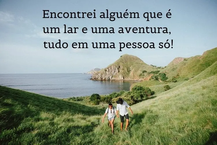 frases de viagem escritas sobre foto de casal caminhando 