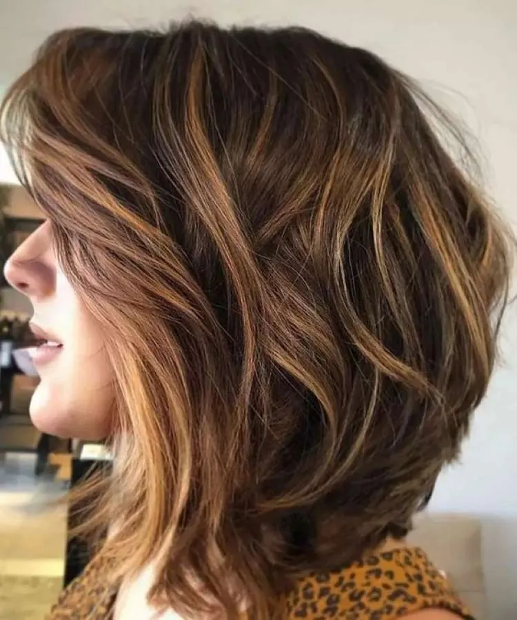 Corte repicado médio liso castanho com luzes e franja lateral