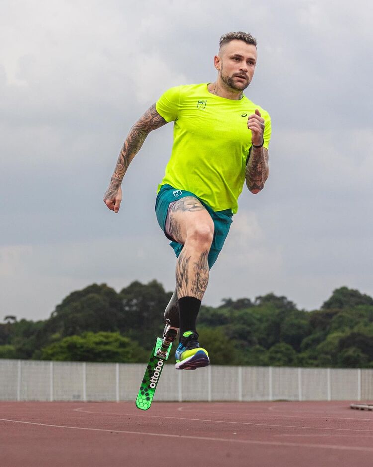 Vinicius Rodrigues, atleta paralímpico do Camarote do BBB 24, correndo