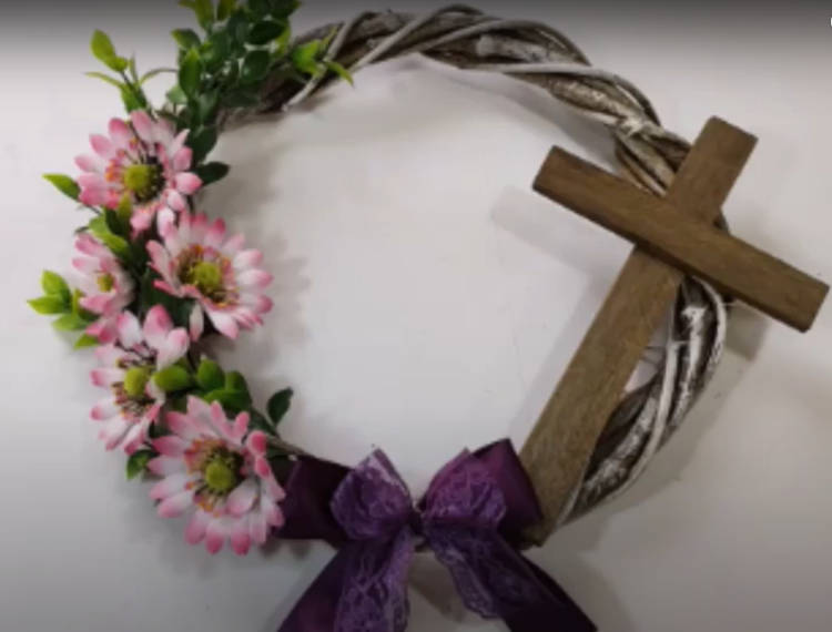 Guirlanda de Páscoa com cruz e flores.