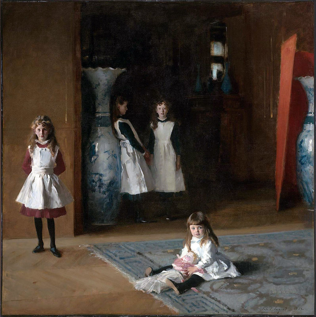Pintura com as Filhas de Edward Darley Boit com vestidos curtos, avental branco e meias-calças Pintura As Filhas de Edward Darley Boit, de 1882.