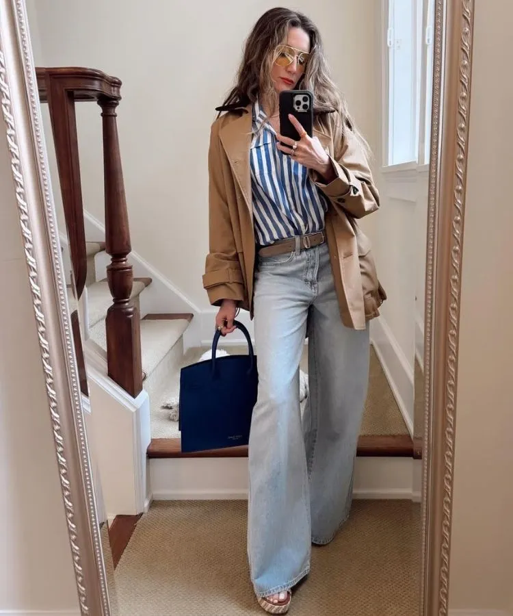 Mulher usando camisa listrada, calça jeans e sandália plataforma