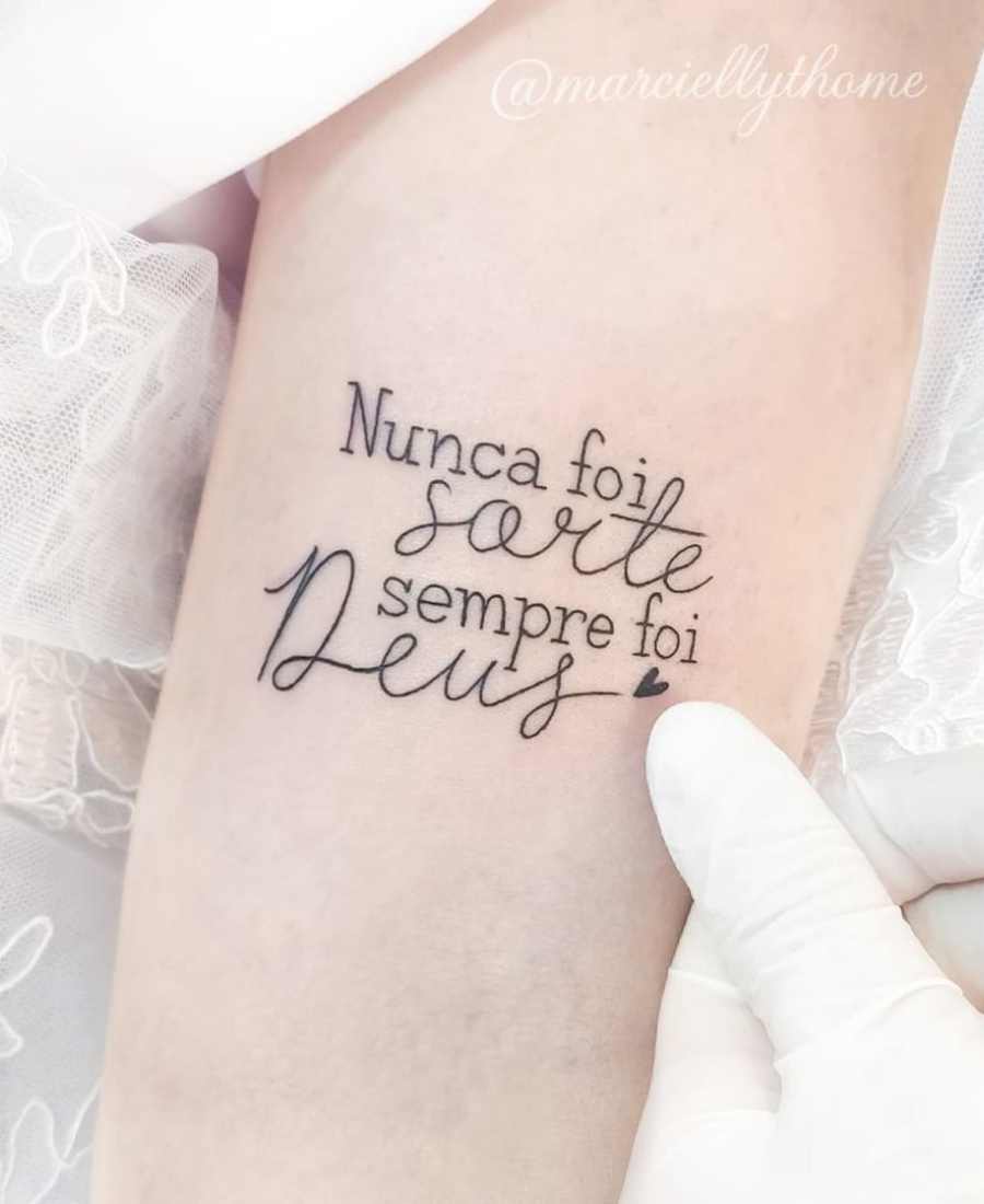 Foto de tatuagem frase religiosa.
