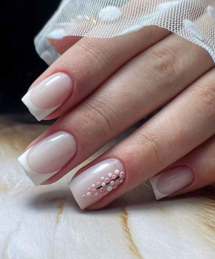 unha quadrada curta decorada com francesinha e bolinhas rosas e brancas de textura no anelar