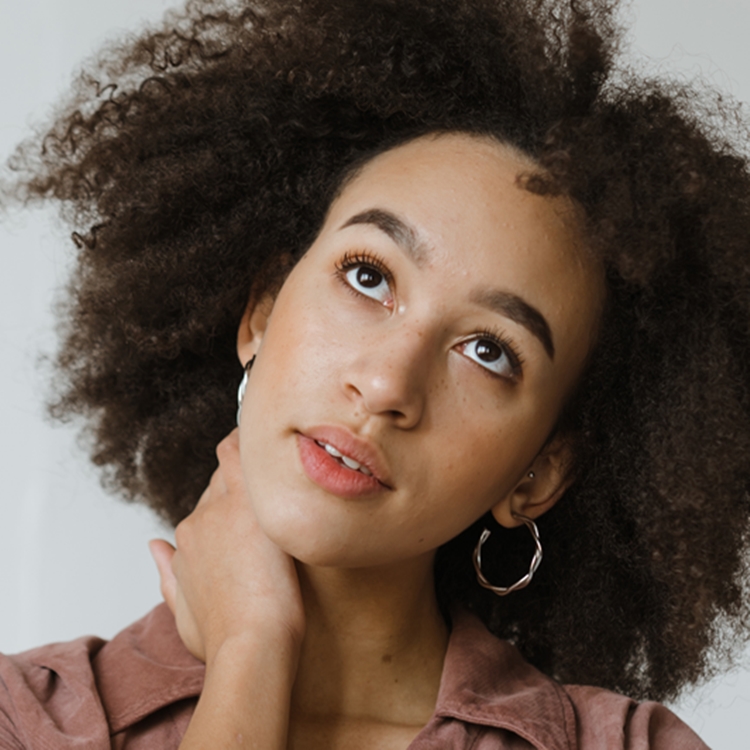 Foto de mulher usando brincos de argola, que são cringe segundo a gen z.