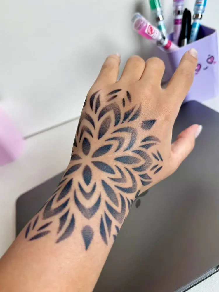 Mão e pulso com mandala em pontilhismo 