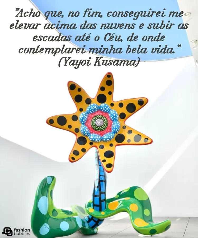 Foto de obra de Yayoi Kusama com citação da artista escrita em cima