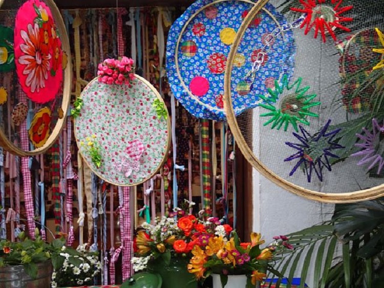 A imagem representa decoração para festas juninas com bastidor
