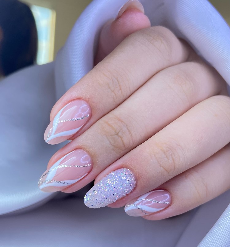 Unhas em gel brancas com glitter prata (tamanho: médio. Formato: amendoada) 