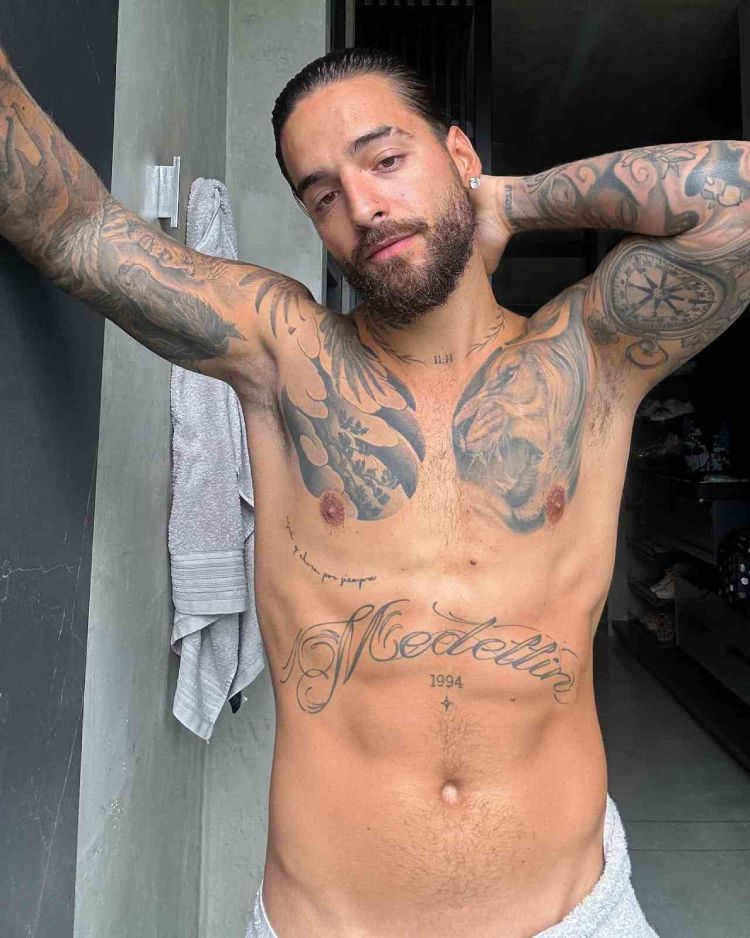 Maluma com tatuagem de leão no peito