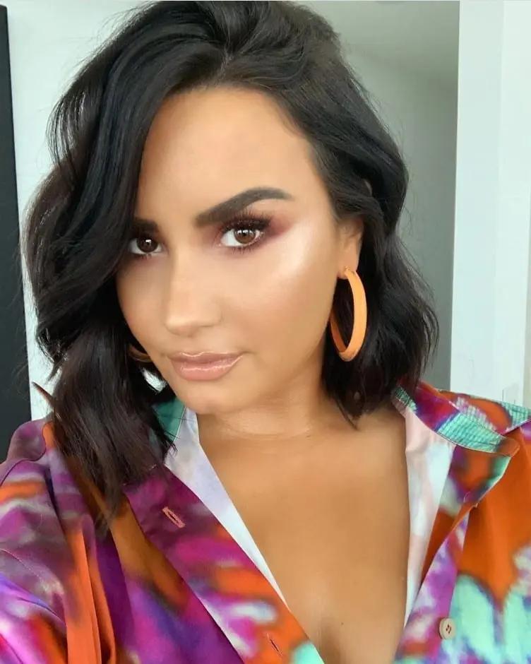 Seguindo com corte em camadas Demi Lovato