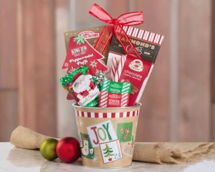 Balde de Natal com doces natalinos 
