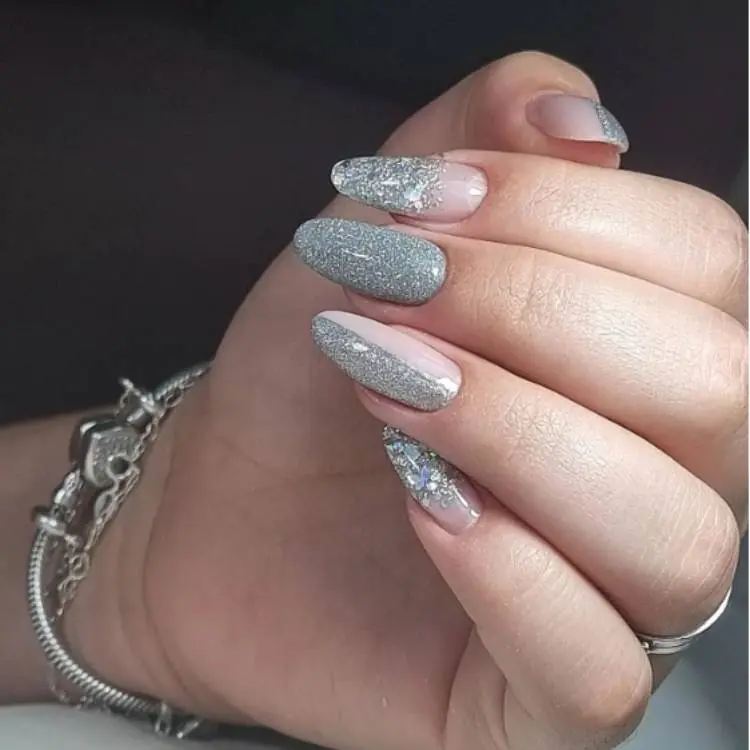 unhas almond com glitter prateado