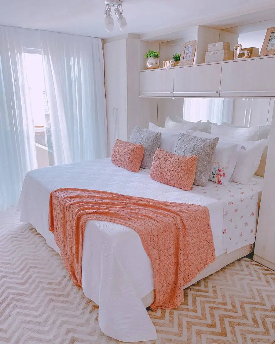Quarto de casal simples e delicado.