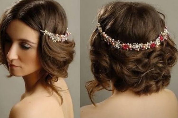 Montagem com duas fotos de mulher de pele clara com cabelo curto enrolado e com coroa de pérolas e flores vermelhas