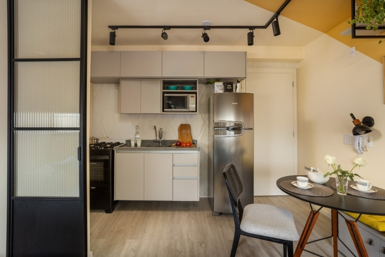 Cozinha de apartamento de 25 m² após passar por reforma