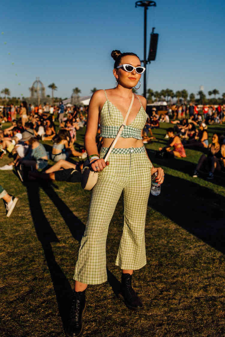 Mulher de pele clara usando conjunto de top e calça xadrez verde claro