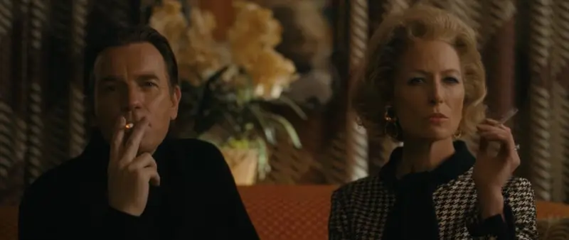Regina Schneider como Babe Paley na minissérie Halston. 