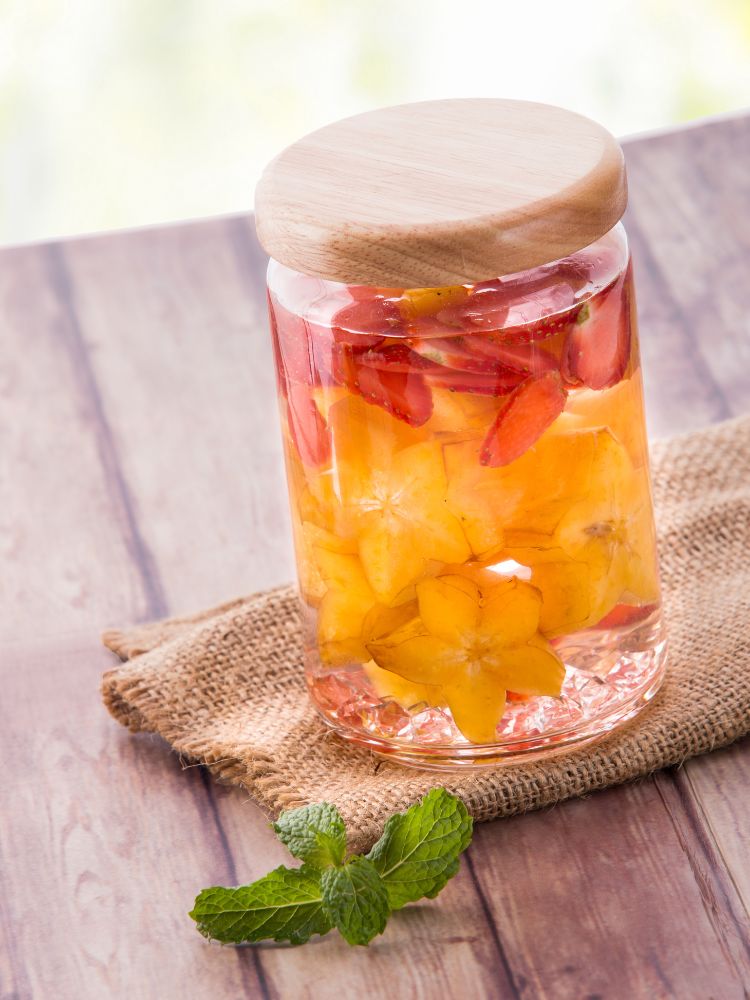 Água aromatizada de frutas frescas de verão, mistura de carambola e morango