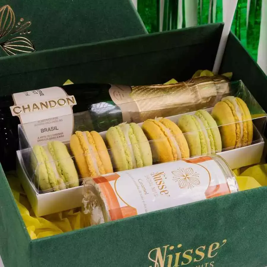 Foto de caixa com macarrons, chandon bruit e caramelo.