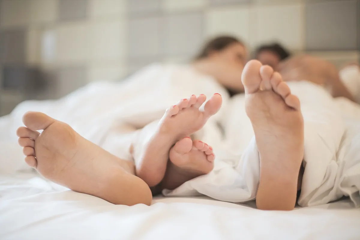casal, deitado na cama
