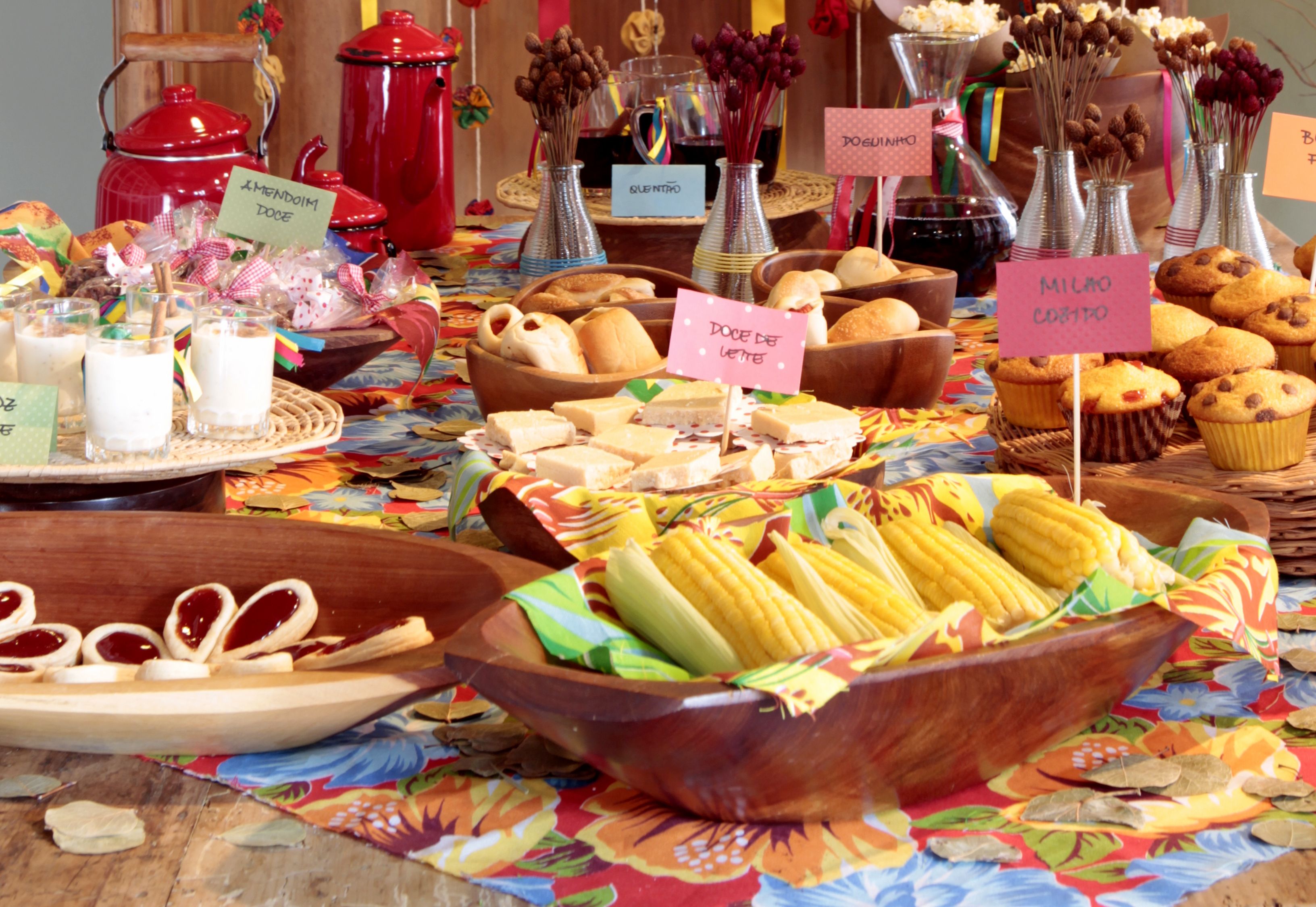 Mesa com diversas comidinhas tradicionais de são joão