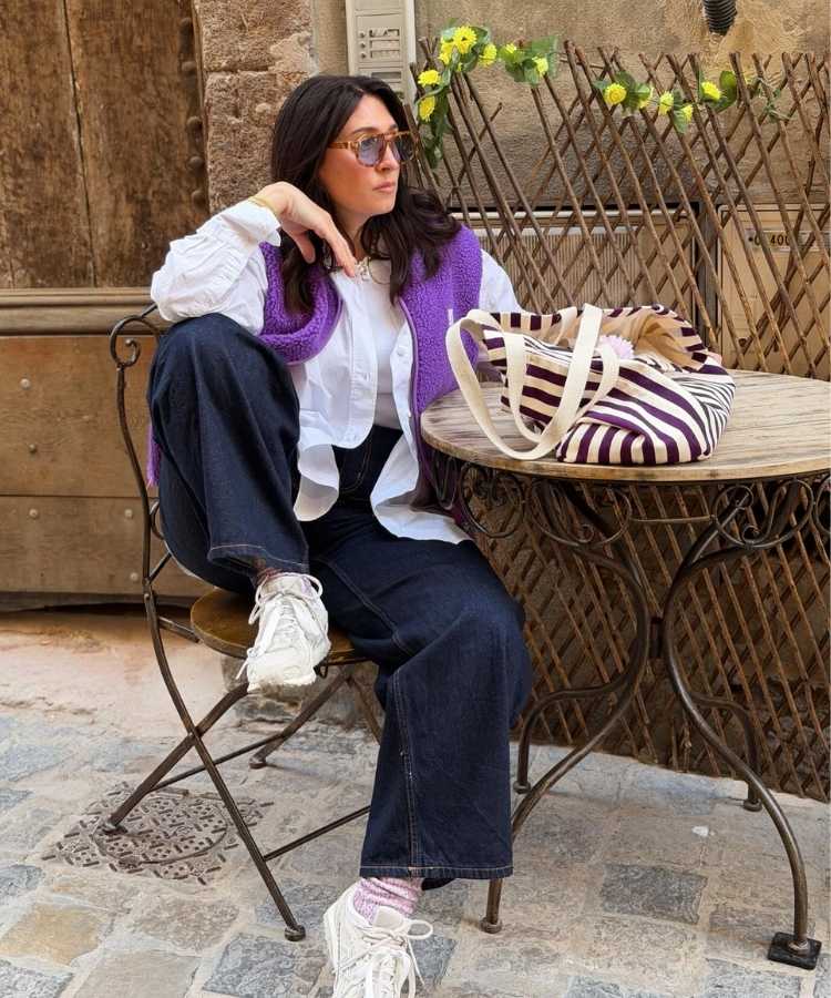 Mulher usando tênis minimalista, uma das tendências de sapatos para o inverno 2026