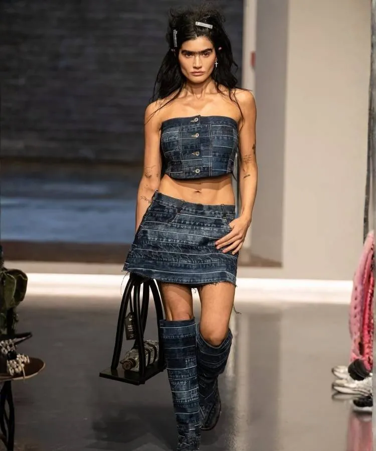 Foto de modelo usando look all jeans, uma das tendências da London Fashion Week Outono Inverno 2026